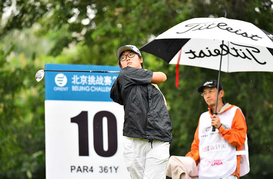 刘思芸与同组球员在行走间隙相视交谈，脸上带着轻松的微笑，展现了赛场内外球员之间融洽相处的画面。