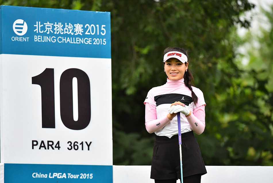 阎盼盼在激烈的比赛氛围中，神情冷静，正进行关键一推，整个身体姿态显示出高度的控制与稳定。