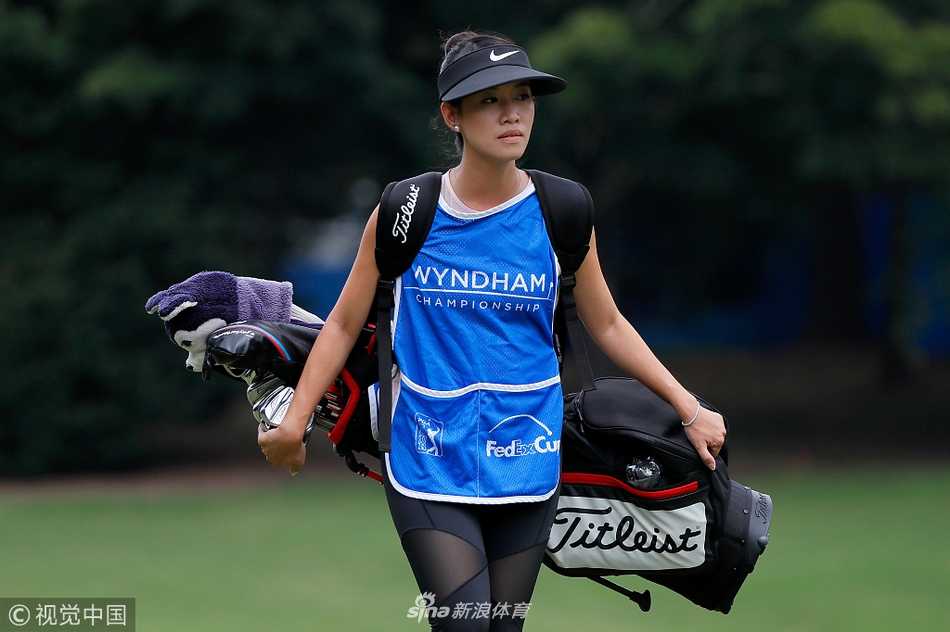 温德姆锦标赛第三轮因雷暴中断 斯内德克尔手握三杆优势待明日冲刺 比赛暂停,工作人员迅速为果岭盖上防雨罩,远处观众正在有序疏散