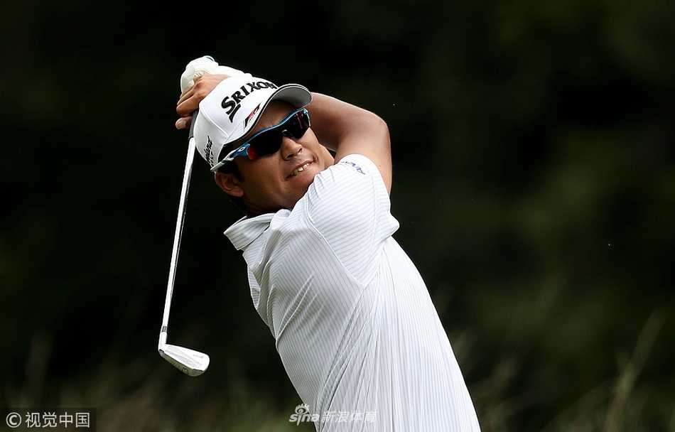 温德姆锦标赛第三轮因雷暴中断 斯内德克尔手握三杆优势待明日冲刺 布兰德·斯内德克尔在莎草原野乡村俱乐部果岭边凝神观察,此时天空阴云密布,雷暴即将来袭