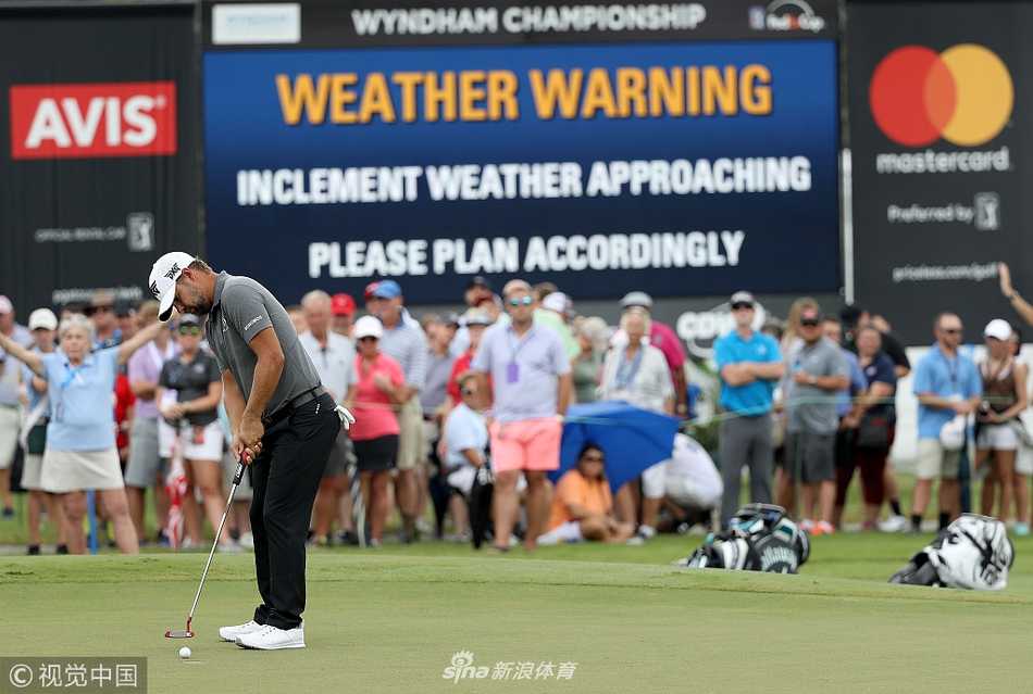 温德姆锦标赛第三轮因雷暴中断 斯内德克尔手握三杆优势待明日冲刺 布莱恩·盖伊在五杆洞强势进攻,他本轮在此洞射下老鹰,紧追领先者