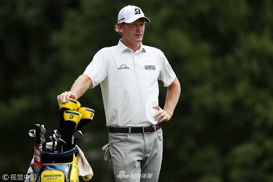 温德姆锦标赛第三轮因雷暴中断 斯内德克尔手握三杆优势待明日冲刺 天色渐暗,空无一人的练习果岭与远处俱乐部会所的灯光形成静谧的对比