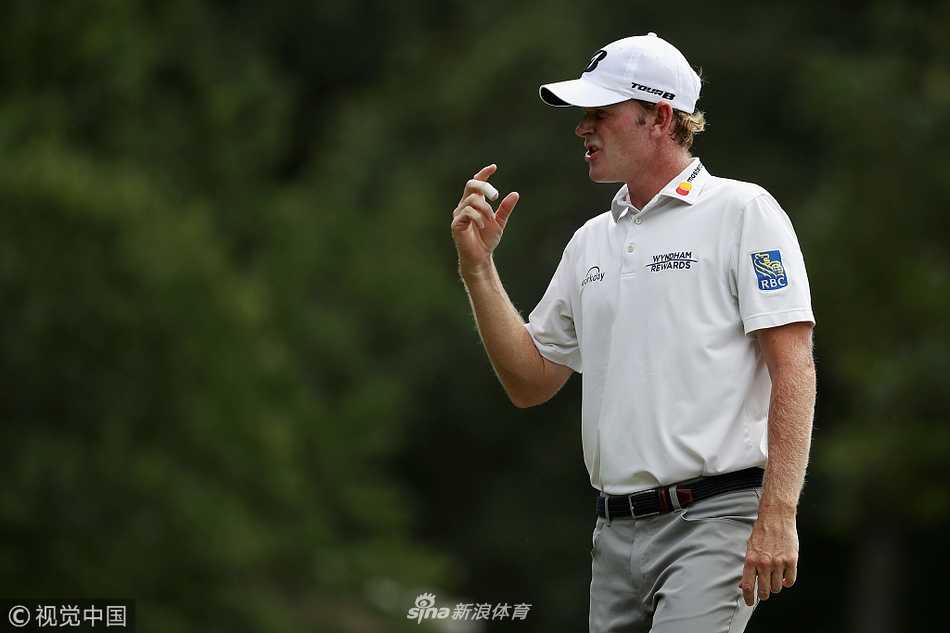 温德姆锦标赛第三轮因雷暴中断 斯内德克尔手握三杆优势待明日冲刺 亨利克·斯滕森在练习果岭上专注推杆,他是本站赛事的卫冕冠军兼纪录保持者