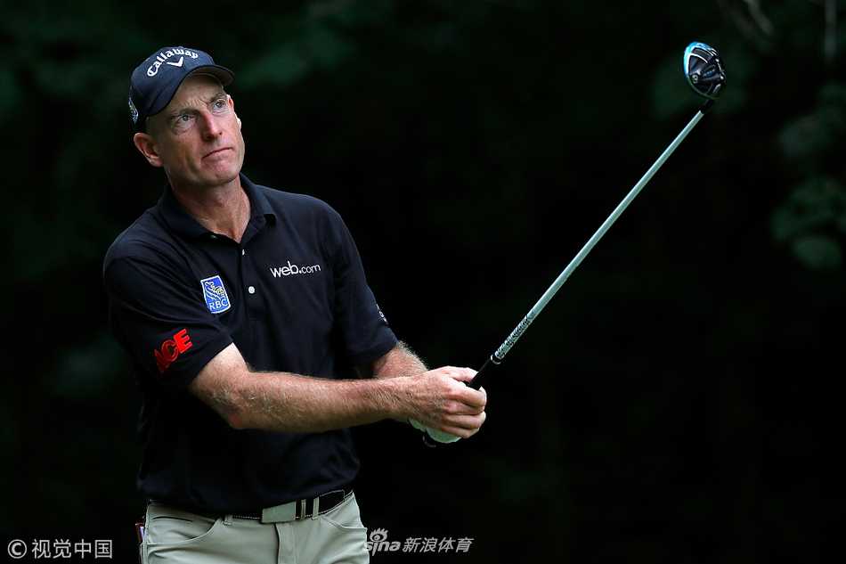 温德姆锦标赛第三轮因雷暴中断 斯内德克尔手握三杆优势待明日冲刺 潘政琮的太太作为球童为他背包,夫妻二人在球道上并肩前行,商讨策略