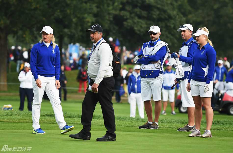 队友林西科姆紧紧拥抱哭泣的艾莉森·李，试图用拥抱驱散她所遭受的打击与伤害。