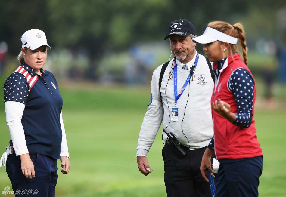 裁判丹·梅瑟利面色严肃地向艾莉森·李和林西科姆解释判罚决定，两位美国球员脸上写满了困惑与难以置信。