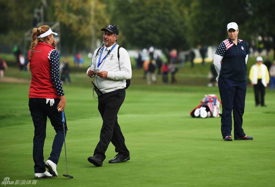 查莉·赫尔坐在果岭边，也将头深深埋下，这场争议性的胜利带来的并非喜悦，而是沉重的负担与挣扎。