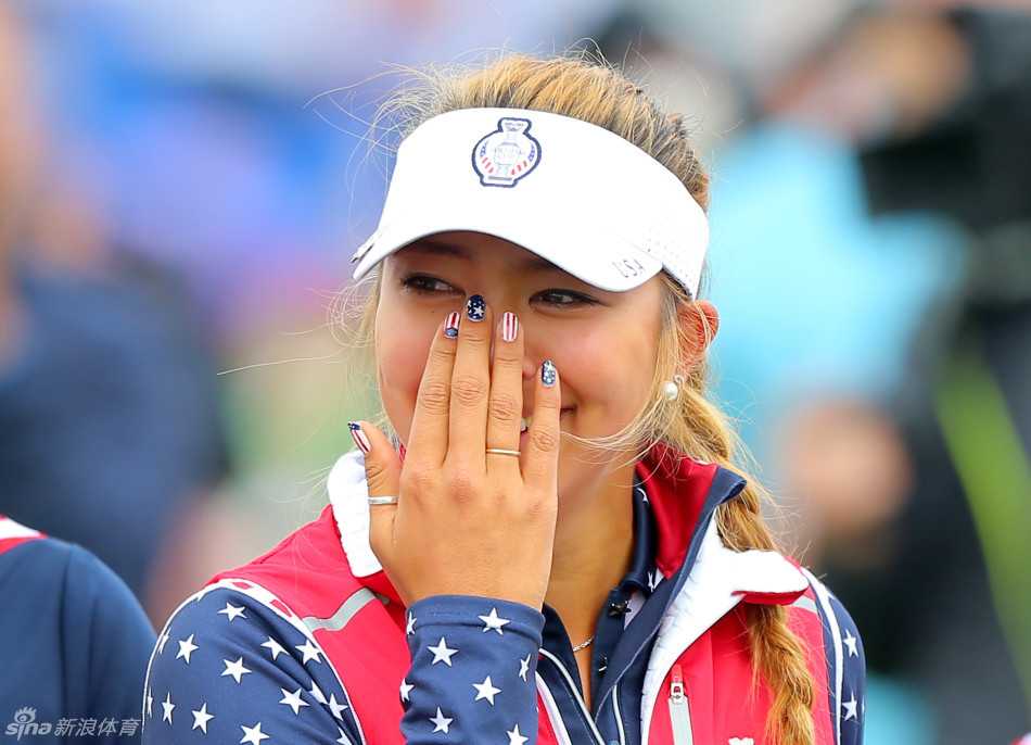 欧洲队内部气氛紧张，助理队长索伦斯坦与彼德森进行激烈交谈，队长科克在一旁神色凝重，胜利的代价远超预期。