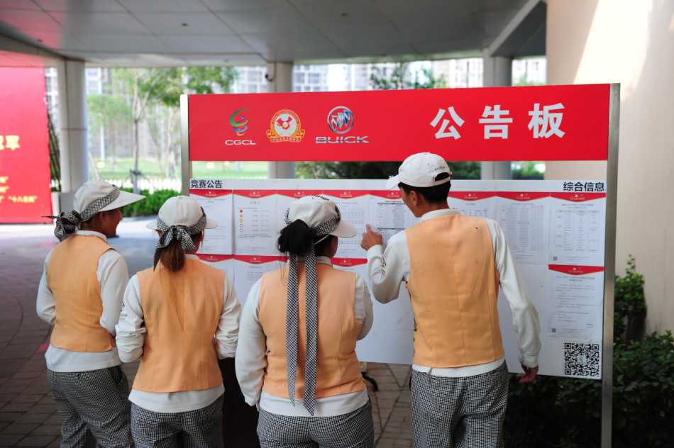 数位明星球员在洁白豪华的游艇前并肩而立，笑容满面，定格下联赛中独一无二的珍贵记忆。