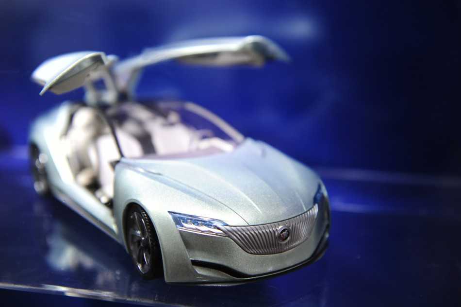 球员们聚拢在别克联赛公告板前，专注地研究对阵与赛程，空气中弥漫着大赛前的紧张与期待。