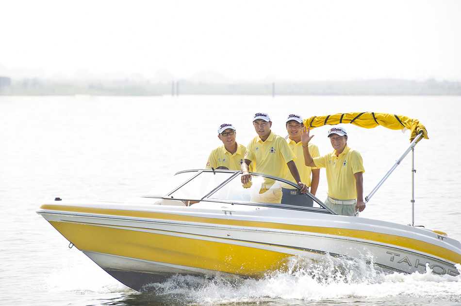 球员们精神抖擞，在联赛公告板前一字排开，为北方区复赛的征程拉开自信的序幕。