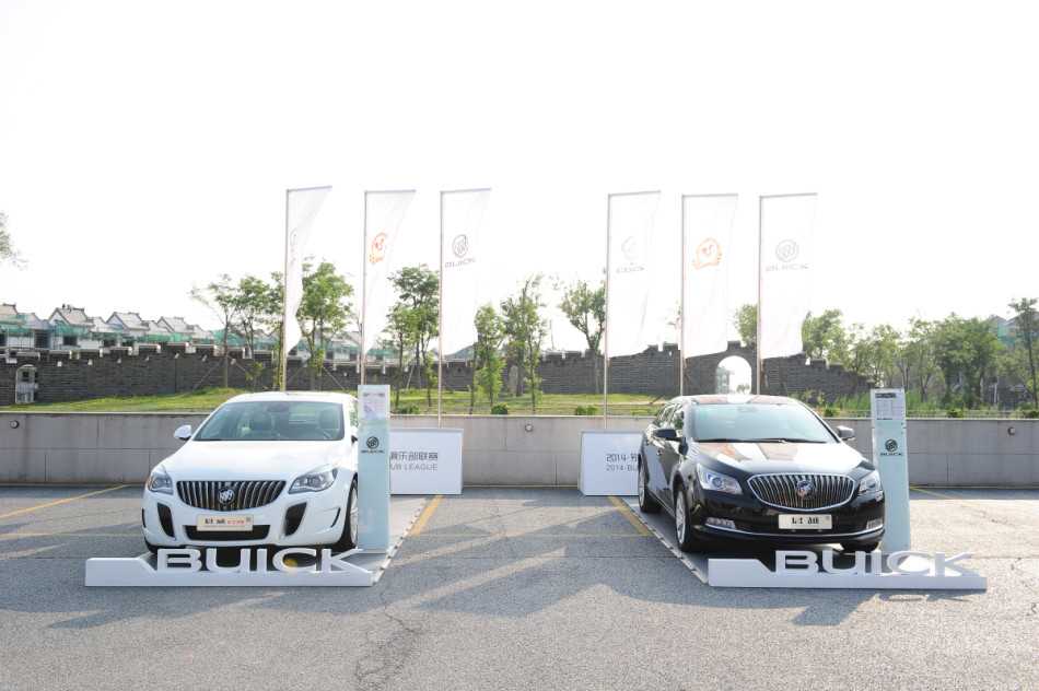 球员手持S-YARD球杆在体验区专注试挥，感受尖端球具科技带来的卓越手感与性能。