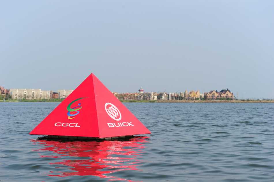 一位球员在练习果岭边全神贯注地推杆，目光如炬，展现了决战前精益求精的专注态度。