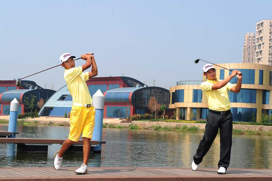 两位球员站在别克展车旁，面带微笑与这款彰显力量与品位的座驾合影，品味赛场内外的格调与风尚。