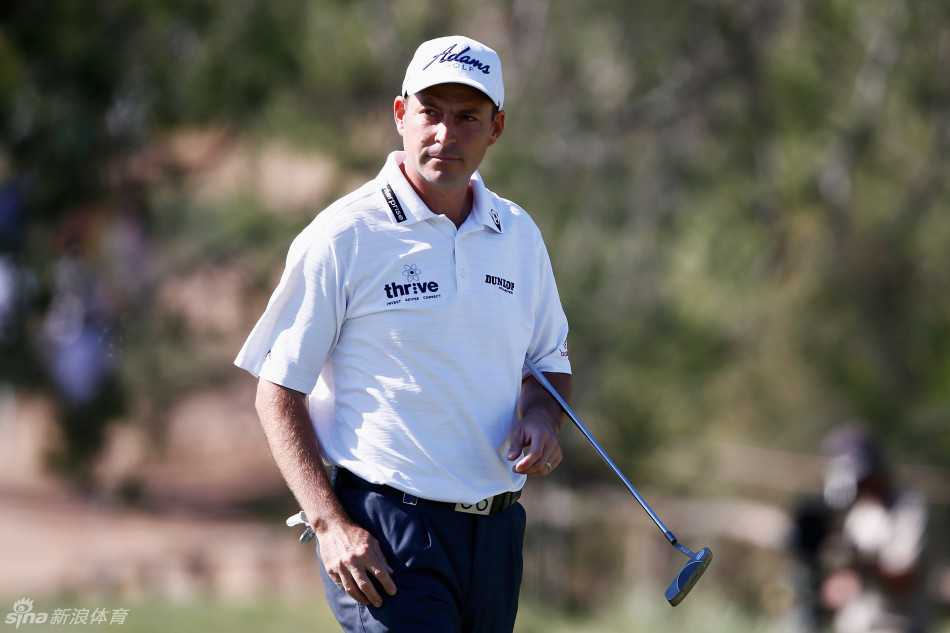 领先者豪威尔在决赛轮结束后，摘下球帽，面向果岭周围的观众席挥手致意，脸上带着如释重负的微笑与谦和的感激。