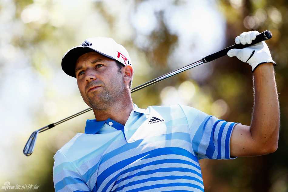 移动日比赛中，加西亚在球道上潇洒挥杆，身体姿态充满张力与平衡，阳光将他的身影拉长，尽显顶尖球员的自信风范。