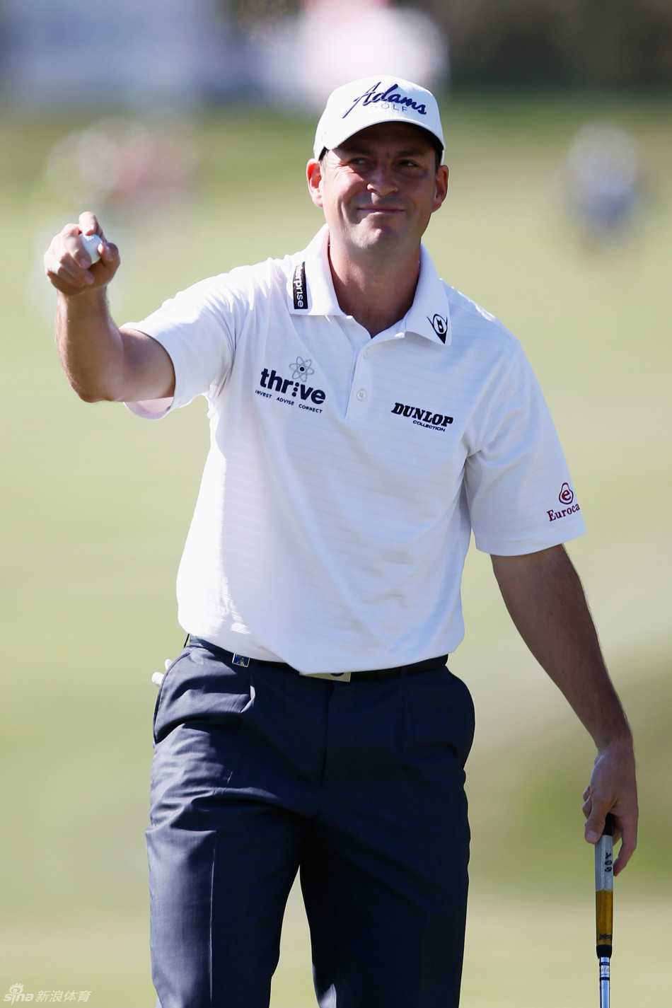 球手与球童并肩走在球道上，低头认真商讨下一杆的策略。球童手指远方果岭方向，球员专注倾听，展现绝对的信任与协作。