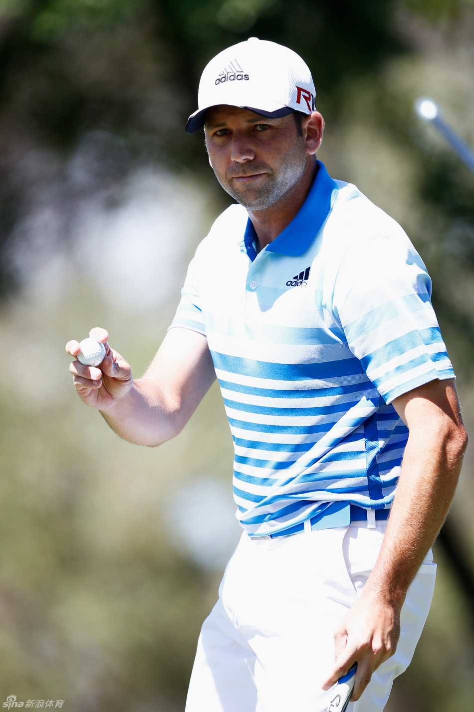 领先者豪威尔在发球台准备开球，他神情冷静，目光如炬地望向远方球道，全场静谧，等待他开启决定性的第一杆。