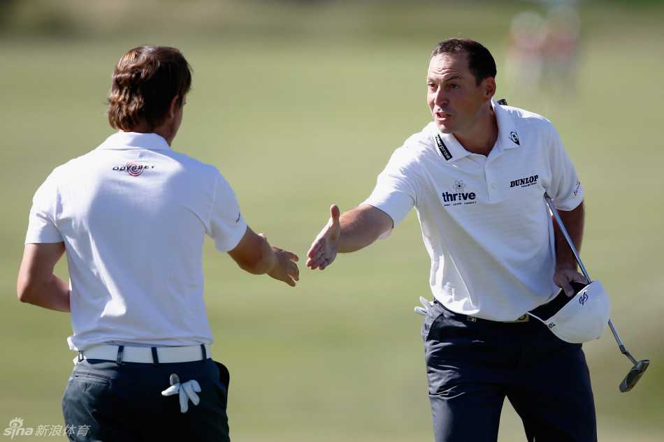 比赛结束后，加西亚面向镜头挥手微笑示意，眼神中充满了喜悦与释放，背景里可以看到为他欢呼的观众，共同庆祝比赛的圆满结束。