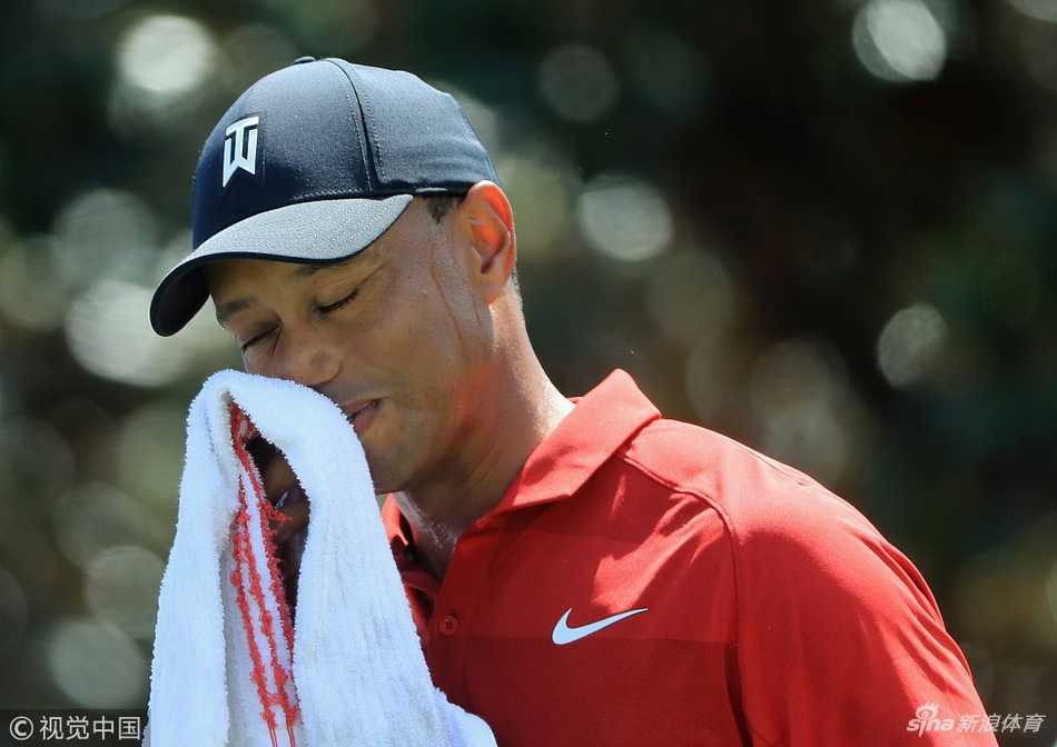 老虎伍兹在完成一记关键推杆后，紧握拳头为自己鼓劲，眼神中燃烧着不屈的斗志，那是属于冠军的内心火焰。