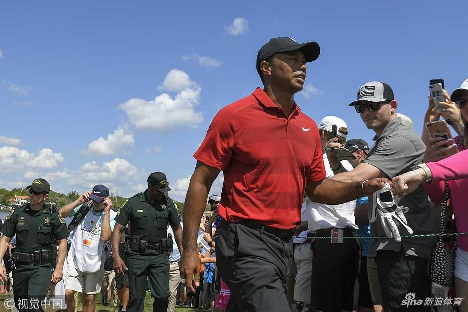 比赛结束，老虎伍兹转身离开果岭，夕阳下的红色背影坚定而充满故事，象征着一段旅程的暂时休止与下一章传奇的蓄势待发。