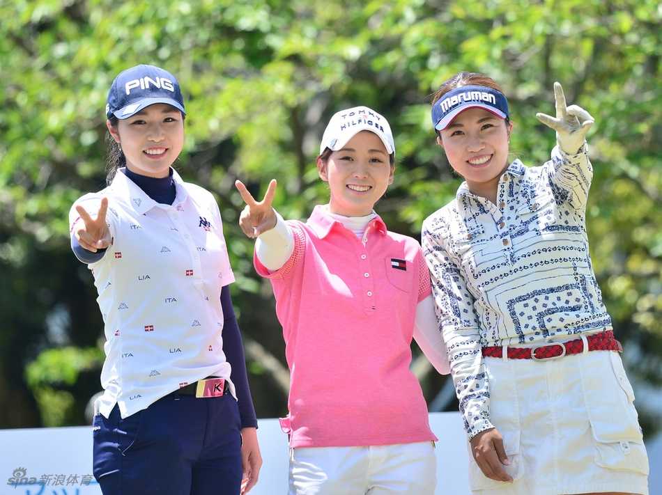 冈村优与同组球员森美穂并肩走在球道上，两人手指前方似乎在讨论战术，画面充满了并肩作战的默契感。