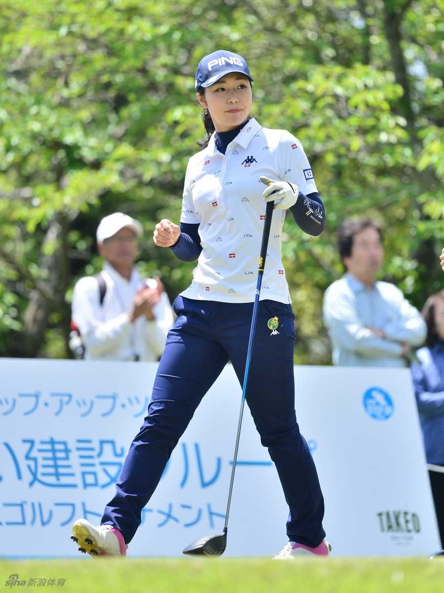 荒井舞在练习果岭弯腰推杆，动作流畅而稳定，背景中广阔的球场映衬出运动员孤独而专注的修行者姿态。