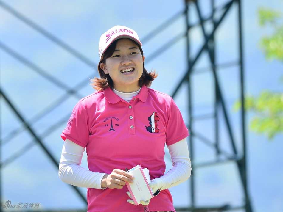 森田理香子完成一次完美推杆后，脸上绽放出灿烂的笑容，喜悦之情感染了整个练习果岭。