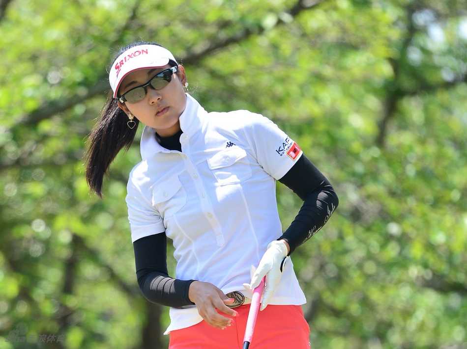 井上莉子开心地与同组伙伴击掌庆祝，瞬间的互动展现了高尔夫运动中超越胜负的友情与体育精神。