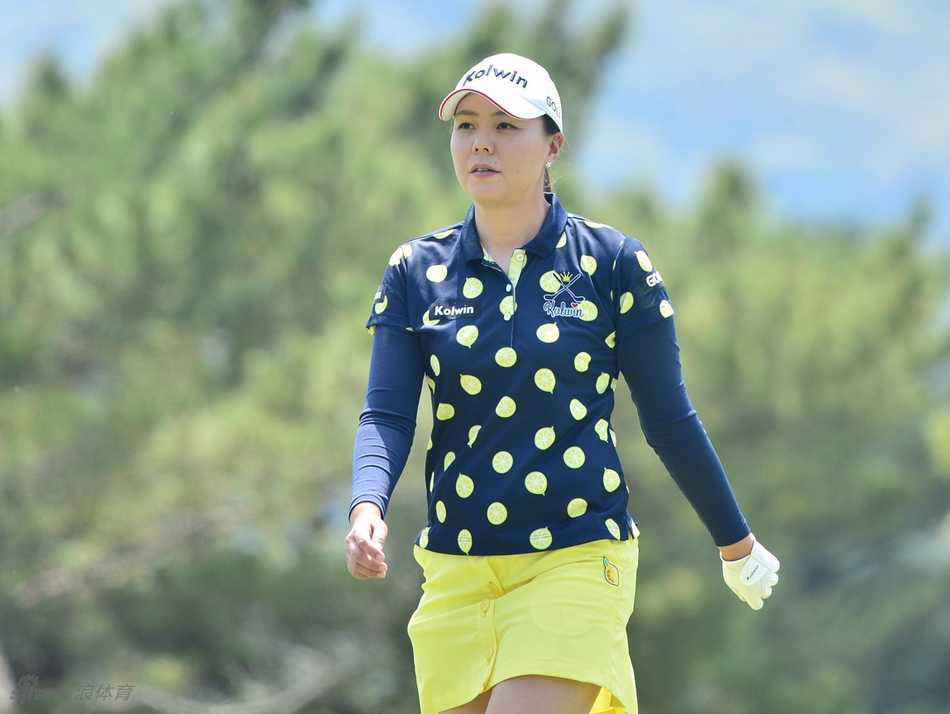 小野祐梦在推杆后仔细观察球的线路，她认真的侧脸在帽檐下显得格外坚定，那是属于运动员的执着目光。