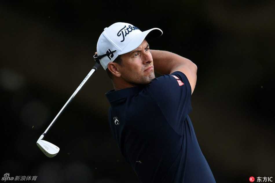 澳大利亚PGA锦标赛激战黄金海岸 顶尖高手松林间展开对决 亚当·斯科特在黄金海岸球场上演标志性收杆动作,身姿优雅如雕塑