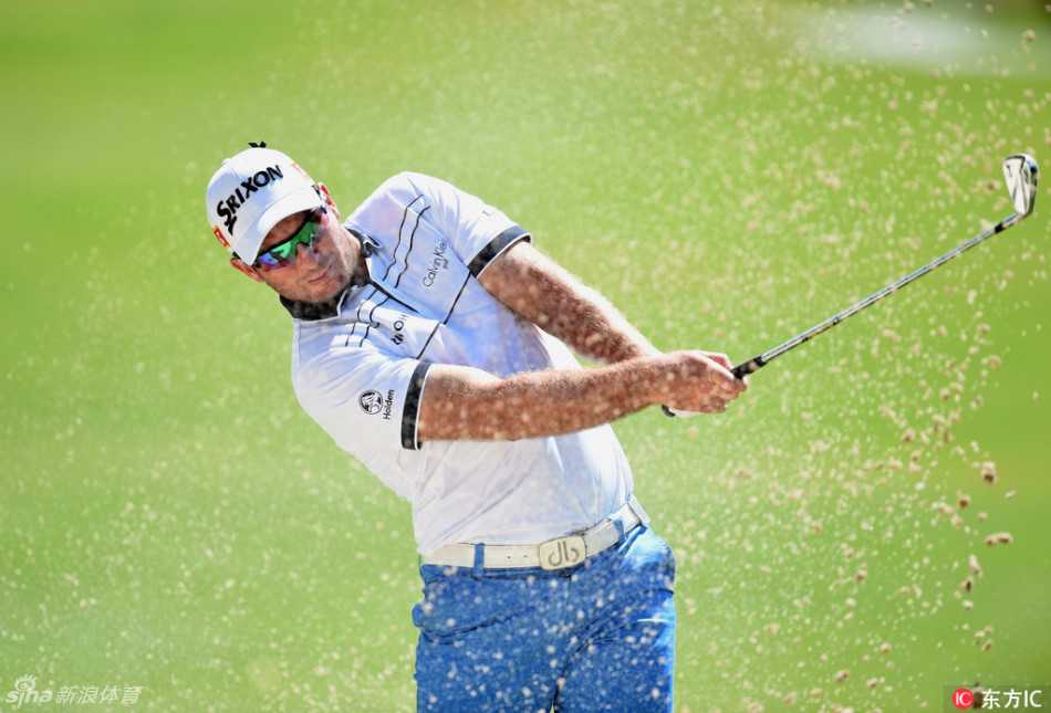 澳大利亚PGA锦标赛激战黄金海岸 顶尖高手松林间展开对决 赖安·福克斯大力开球瞬间,身体完全释放力量,小球如流星般划破长空