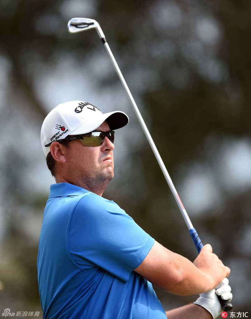 澳大利亚PGA锦标赛激战黄金海岸 顶尖高手松林间展开对决 冠军奖杯静候得主,在聚光灯下熠熠生辉,象征着至高无上的荣耀