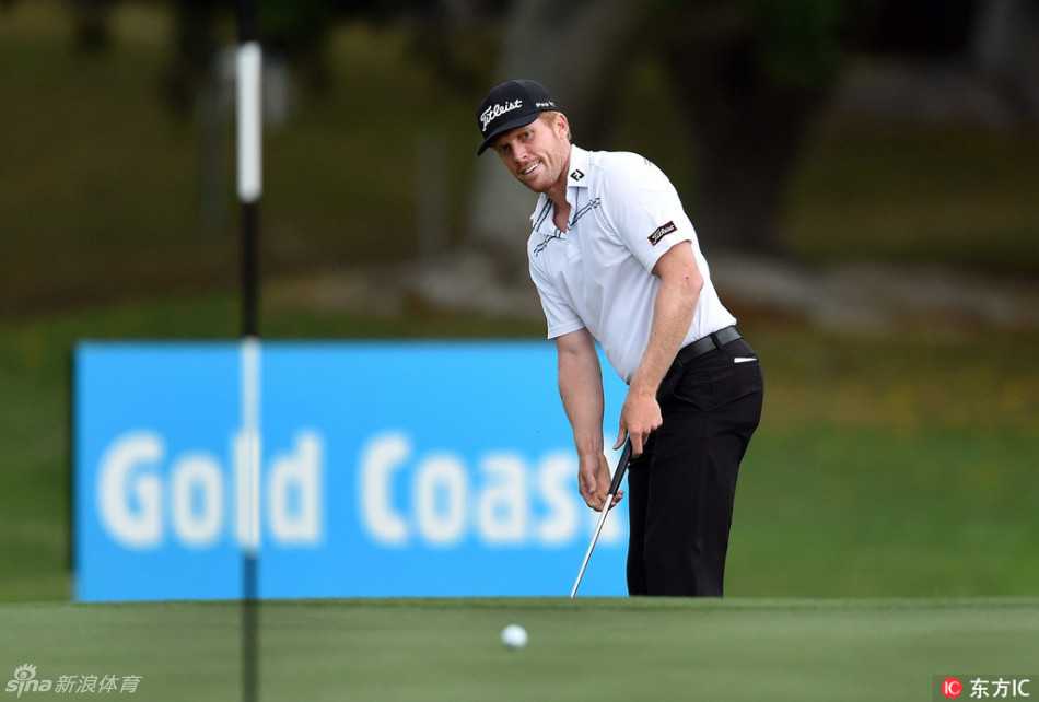 澳大利亚PGA锦标赛激战黄金海岸 顶尖高手松林间展开对决 黄金海岸皇家松树度假村球场全景,蔚蓝水域与翠绿球道在阳光下交相辉映