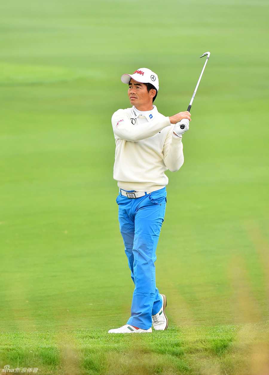 梁文冲独自站在球道边，眉头微蹙陷入深度思考，权衡着下一杆的策略与风险。