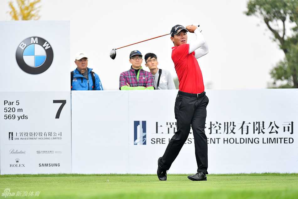 张蕙麟半跪在果岭上，如同一位阅读地形的将军，全神贯注地研判推杆线路。