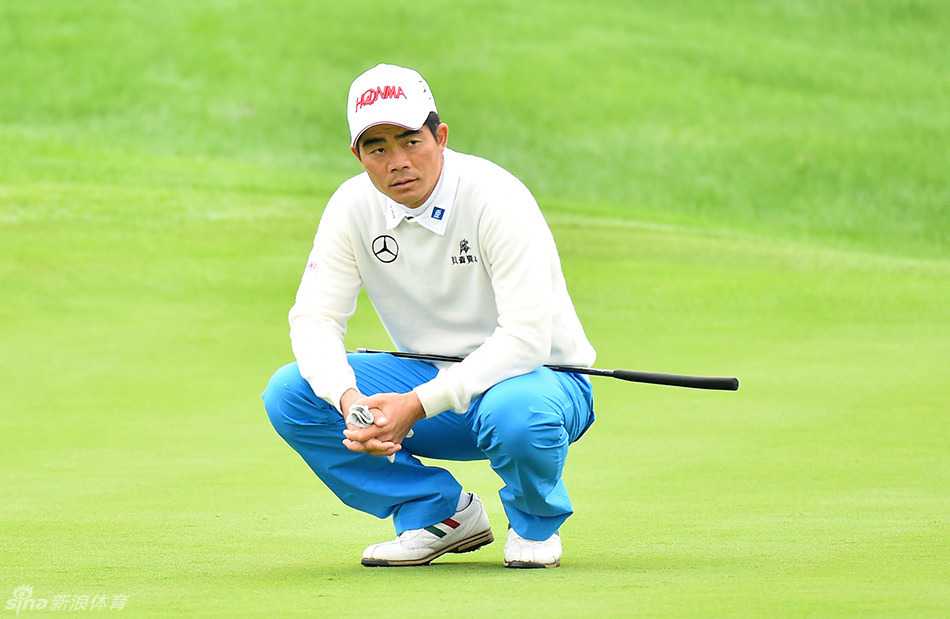 吴阿顺在开球瞬间，身体充分扭转，力量蓄势待发，展现出教科书般的技术动作。