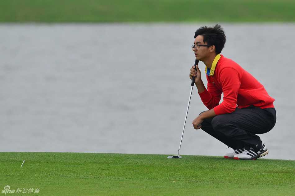 胡牧全力开球，动作舒展有力，白色的高尔夫球在湛蓝天空的背景下划出优美弧线。