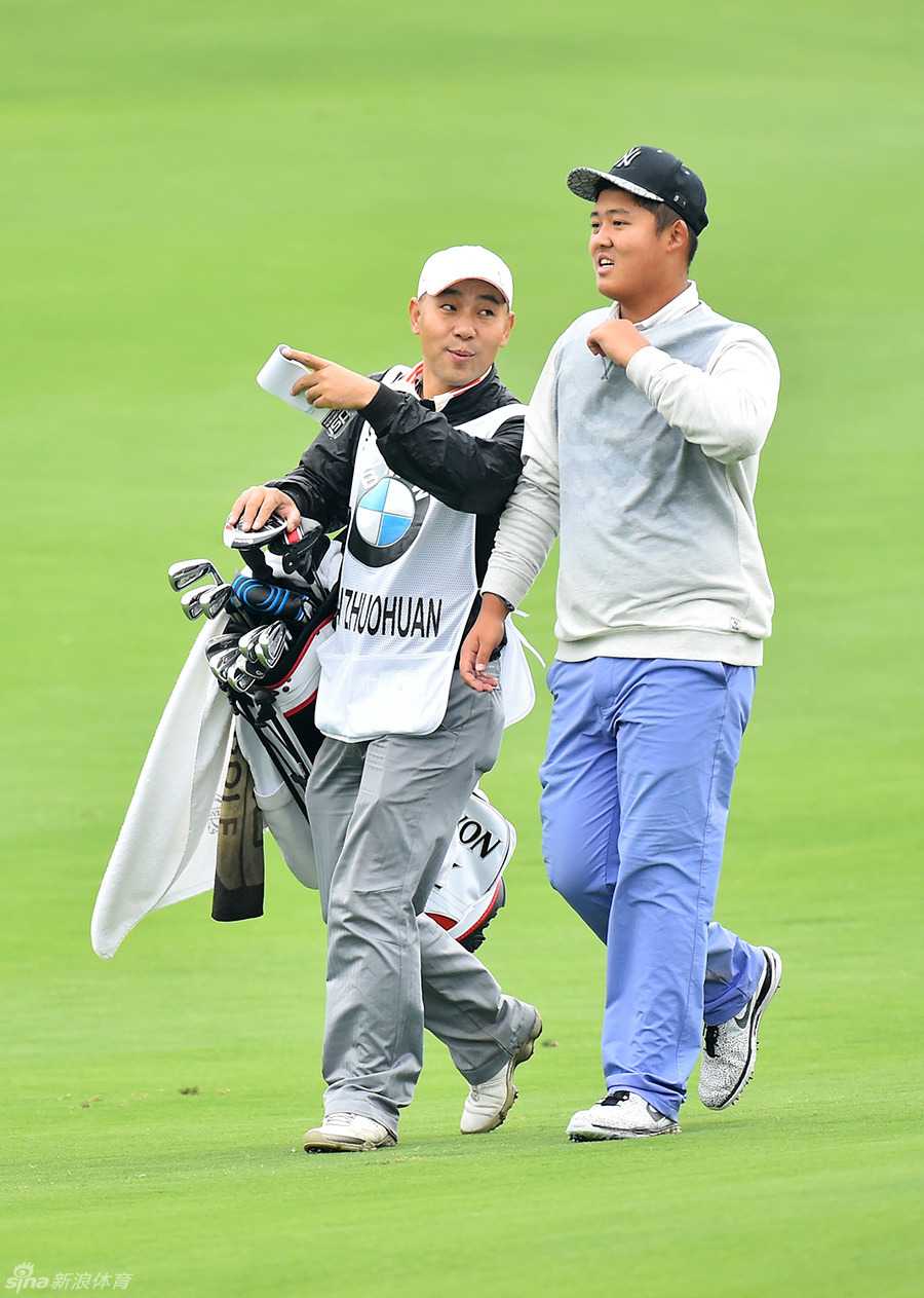 吴阿顺与曹一在比赛中短暂交流，分享对球场的观察，体现了运动员之间的尊重与友谊。