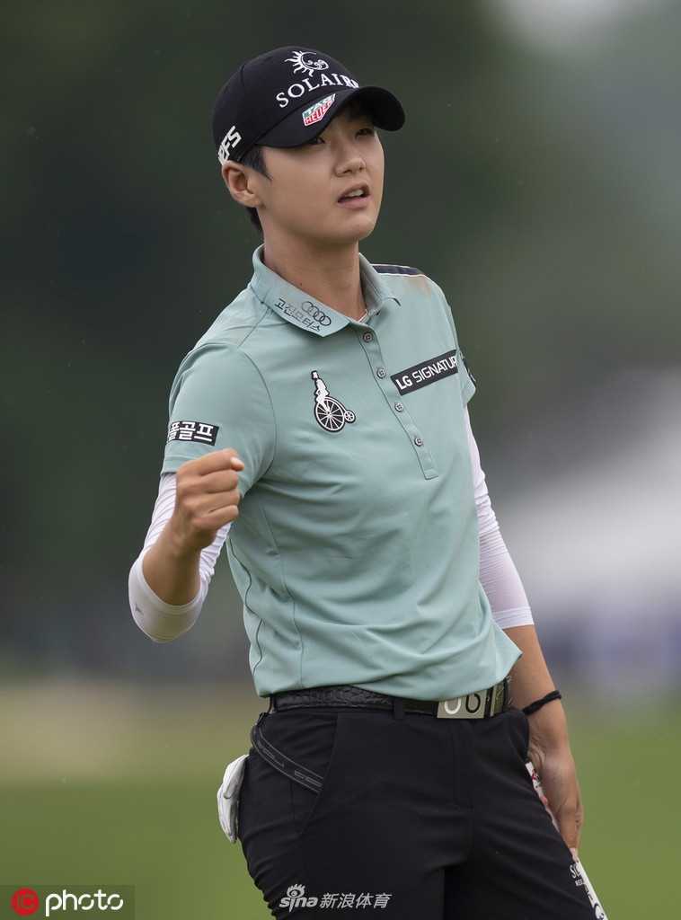 夺冠瞬间，汉纳格林激动地双手掩面，喜极而泣，身后是碧绿果岭与欢呼的观众。