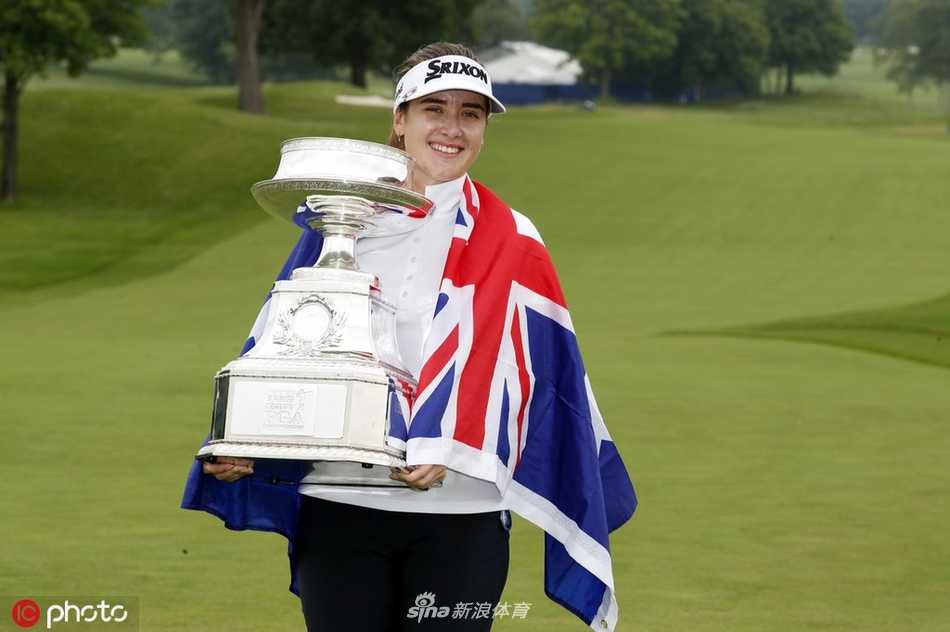 汉纳格林聚精会神，在果岭上俯身观察关键推杆的线路，眼神中闪烁着坚定与决心。