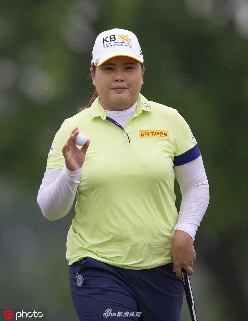 冠军时刻，汉纳格林深情亲吻古老的沃纳梅克奖杯，脸上洋溢着无与伦比的幸福与满足。