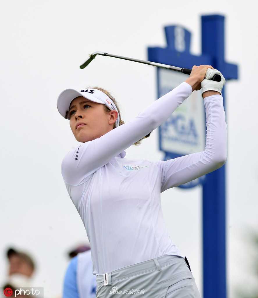 汉纳格林高举冠军奖杯，银光闪闪的奖杯与她那身明亮的球衣在阳光下交相辉映。