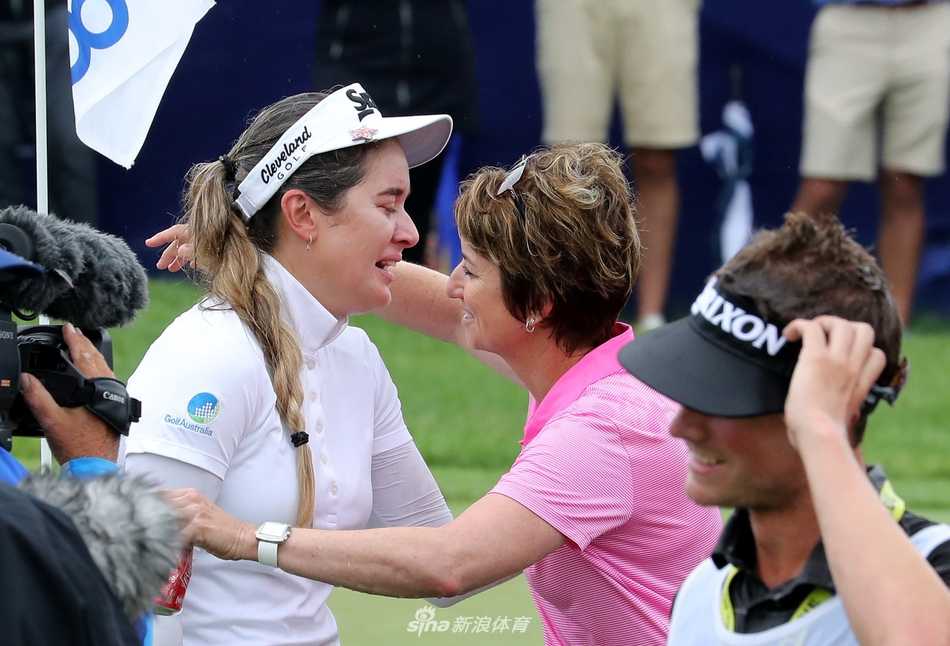 朴城炫在球道上优雅挥杆，身姿挺拔，目光专注地望向远方的落球点。