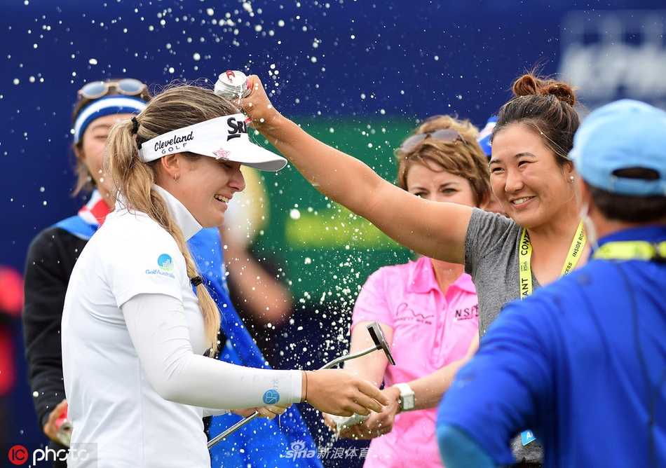 决赛轮观众云集，围在果岭周围，屏息凝神地观看球员推击，气氛紧张而热烈。