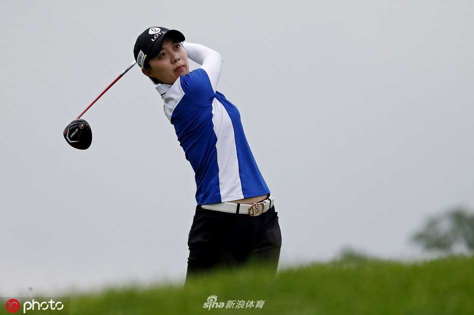 赛后，汉纳格林与团队在记分板前欢乐合影，记分牌上清晰显示着她最终夺冠的辉煌成绩。