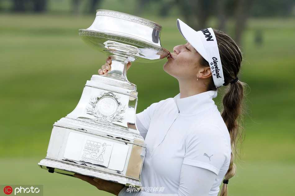 内莉科达在树林中冷静救球，展现了顶尖球员处理困难球位的精湛技术与勇气。