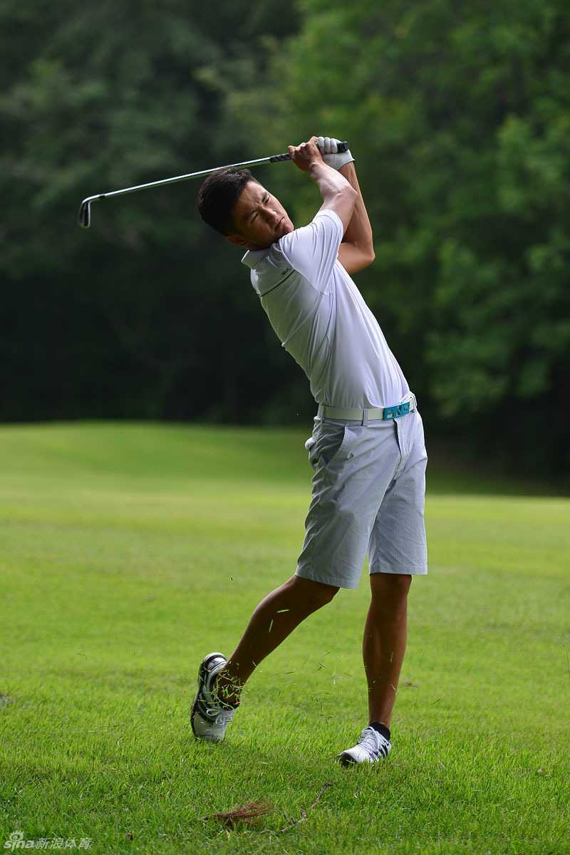 10号洞发球台，女球员自信挥杆，尽显巾帼风采