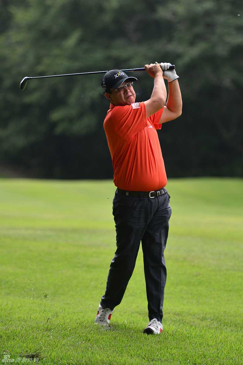 球友在出发台前积极练习，为即将开始的比赛做最后热身