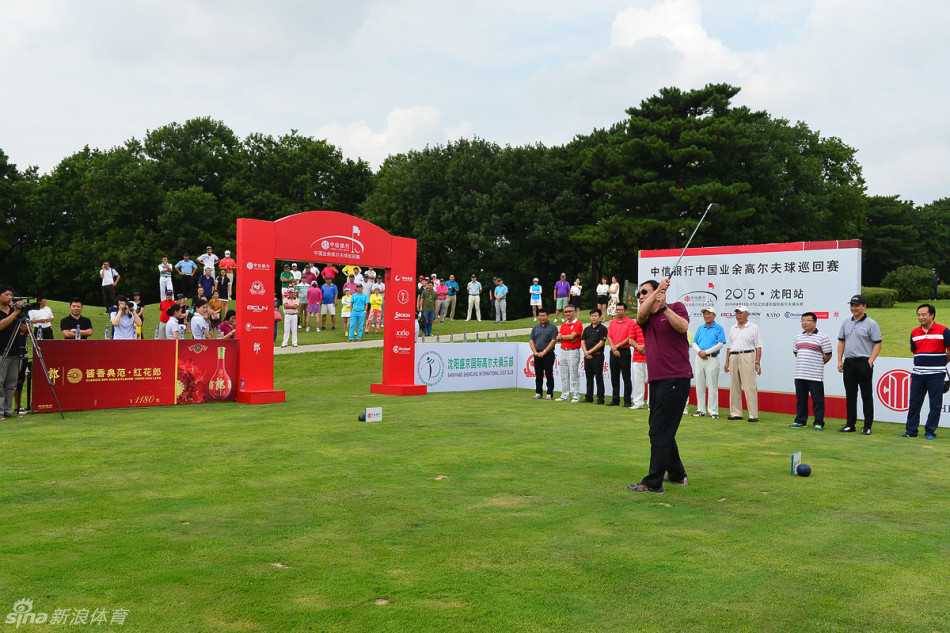 赛事圆满结束，参赛嘉宾欢乐合影留念，记录美好一天